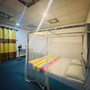 Zimmer mit Kingsize-Bett